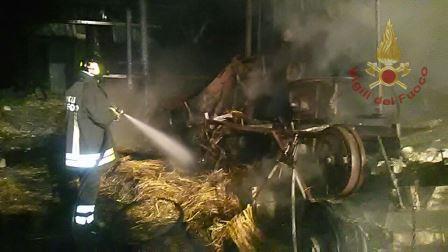 Tocco Caudio, in fiamme un capannone agricolo