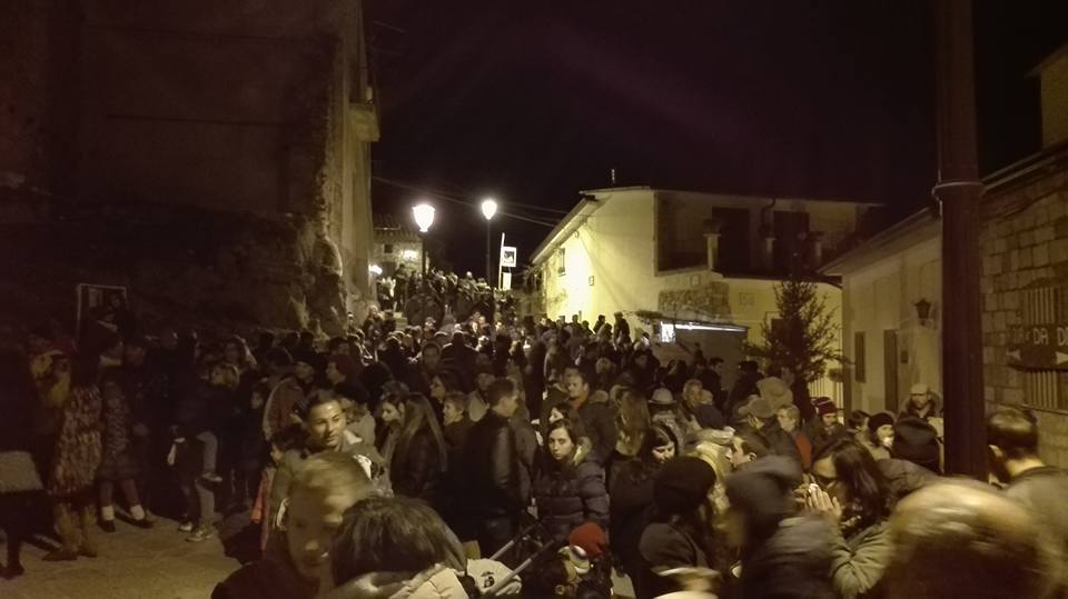 Folla di turisti tra le cantine e i vicoli di San Giorgio La Molara per Natale A La Terra 2018