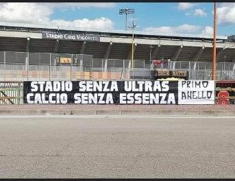 Gli ultras del primo anello ribadiscono la loro contrarietà al calcio senza tifosi